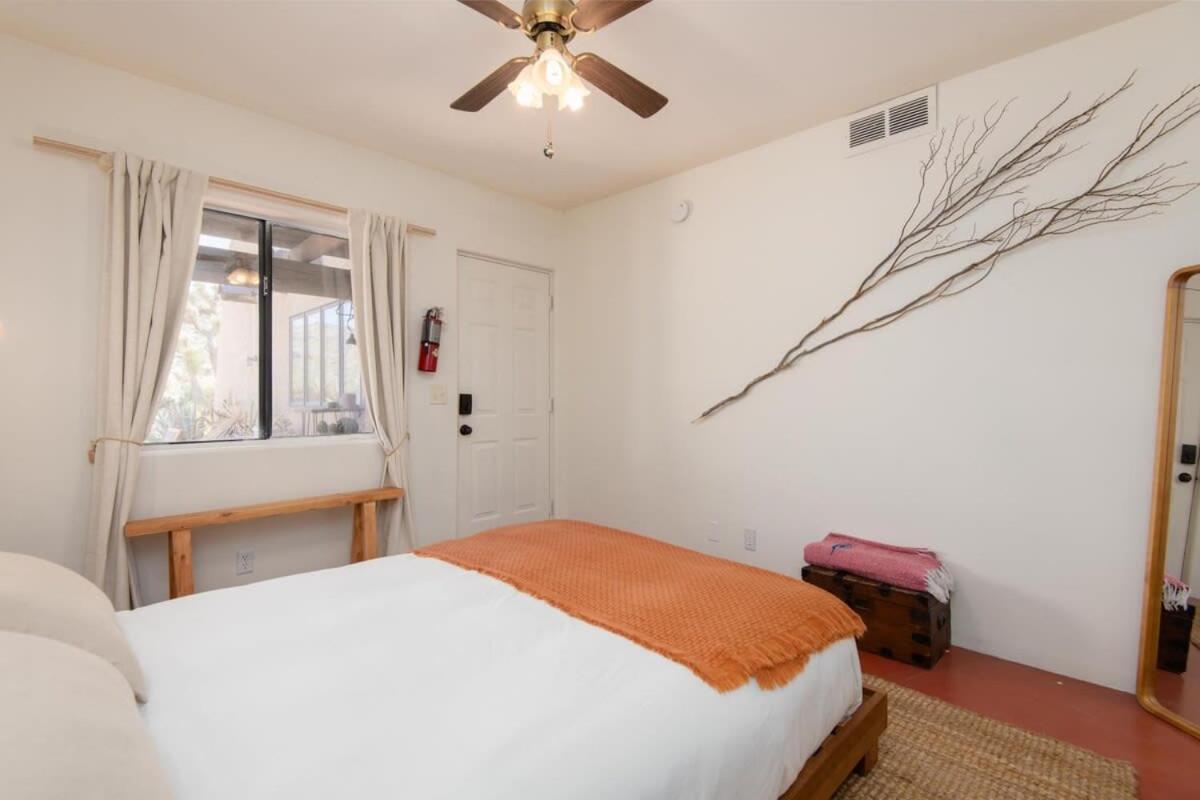 Renovated Lodge - Room 1 With Pool Access Joshua Tree Exteriör bild